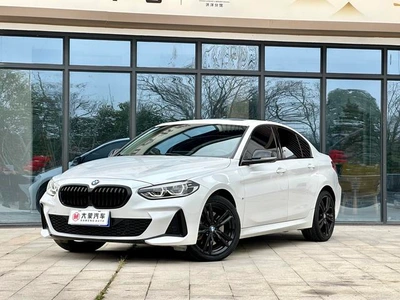 1 Series Versión Noche Estrellada de la Serie M 125i, modelo 2021