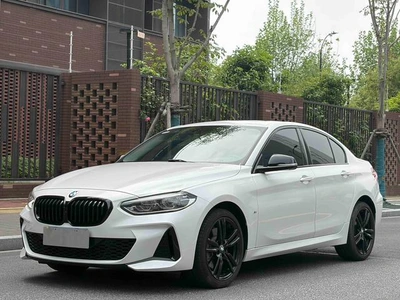 1 Series Versión Noche Brillante de la Serie M 125i 2023