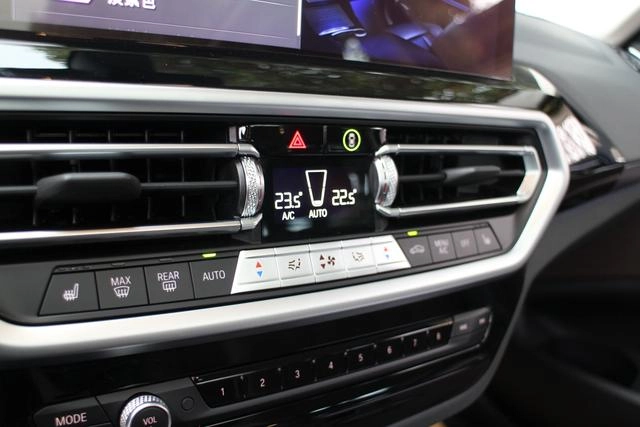 BMW X3 2022 xDrive25i M Sports suit interior photo 10 BMW X3 2022 xDrive25i M Sports suit interior photo 10