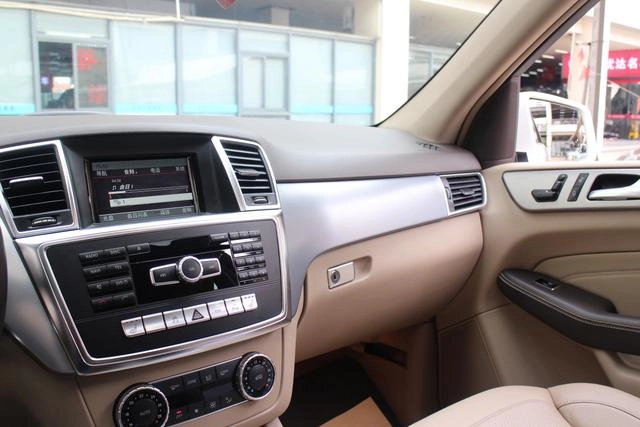 Mercedes-Benz M-Class 2014 ML 320 4MATIC interior photo 9 Mercedes-Benz M-Class 2014 ML 320 4MATIC interior photo 9