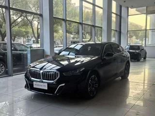 BMW 5 Series 2024 525Li M Tenue de sport