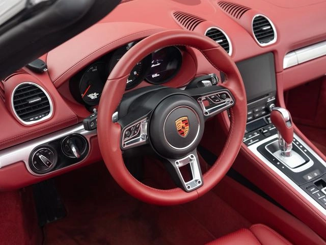 Porsche 718 2020 Boxster 2.0T interior photo 16 Porsche 718 2020 Boxster 2.0T interior photo 16