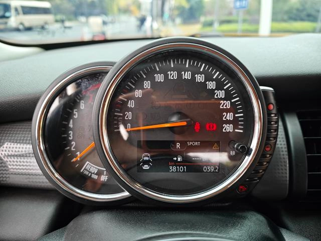 MINI 2015 1.5T COOPER Fun Пятидверная версия интерьер фото 11 MINI 2015 1.5T COOPER Fun Пятидверная версия интерьер фото 11