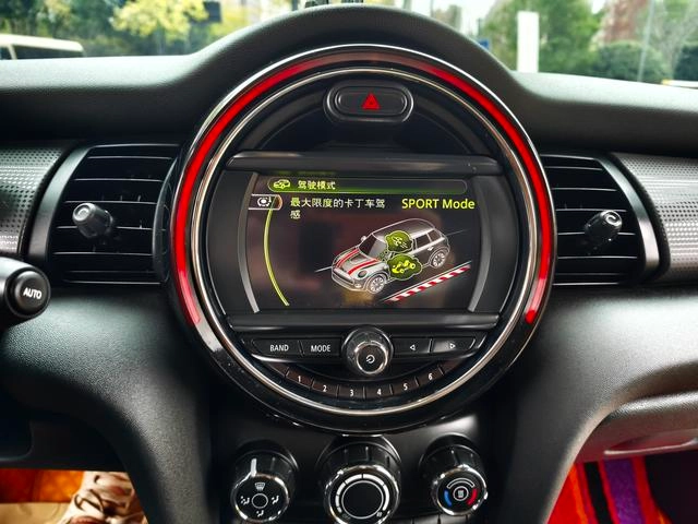 MINI 2015 1.5T COOPER Fun Пятидверная версия интерьер фото 12 MINI 2015 1.5T COOPER Fun Пятидверная версия интерьер фото 12