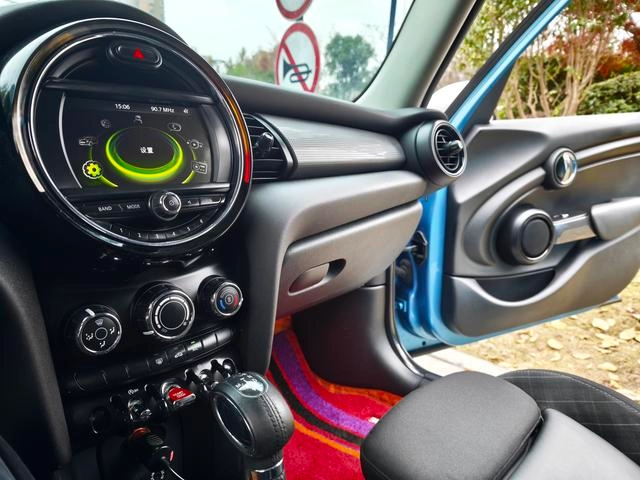 MINI 2015 1.5T COOPER Fun Пятидверная версия интерьер фото 14 MINI 2015 1.5T COOPER Fun Пятидверная версия интерьер фото 14