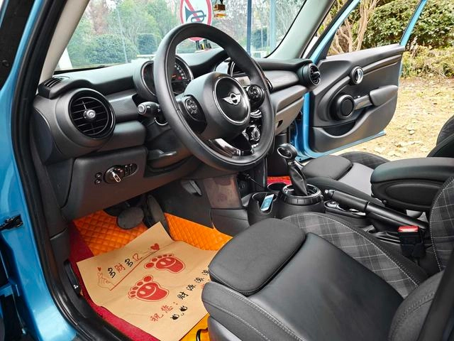 MINI 2015 1.5T COOPER Fun Пятидверная версия интерьер фото 15 MINI 2015 1.5T COOPER Fun Пятидверная версия интерьер фото 15