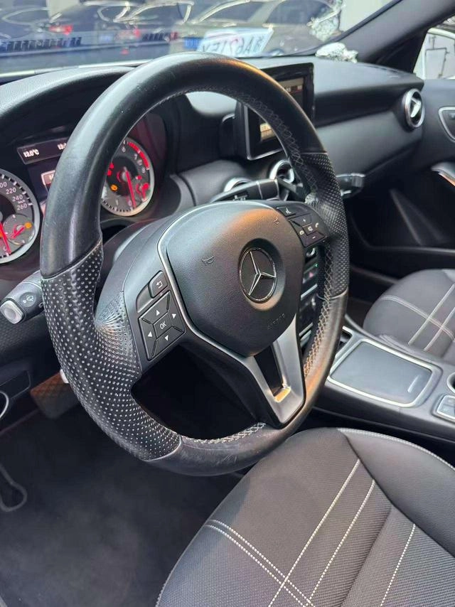 Mercedes-Benz A-Class 2015 A 200 Fashionable interior photo 13 Mercedes-Benz A-Class 2015 A 200 Fashionable interior photo 13