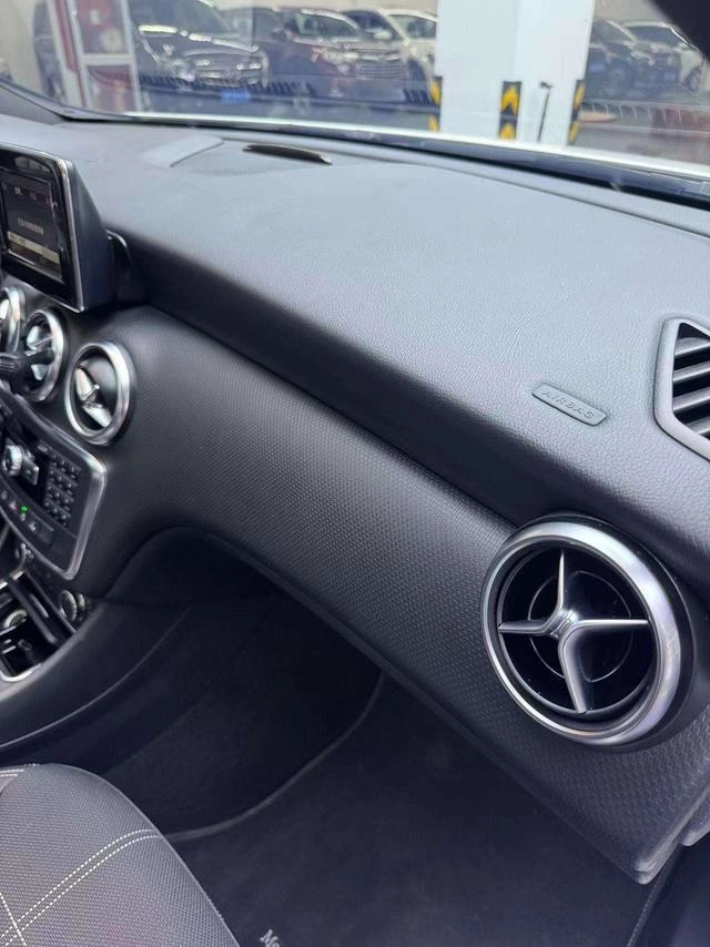 Mercedes-Benz A-Class 2015 A 200 Fashionable interior photo 16 Mercedes-Benz A-Class 2015 A 200 Fashionable interior photo 16