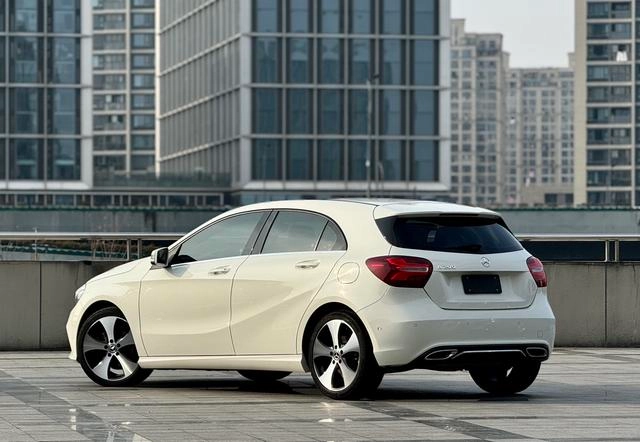 Mercedes-Benz A-Class 2017 A 200 Fashionable exterior photo 4 Mercedes-Benz A-Class 2017 A 200 Fashionable exterior photo 4