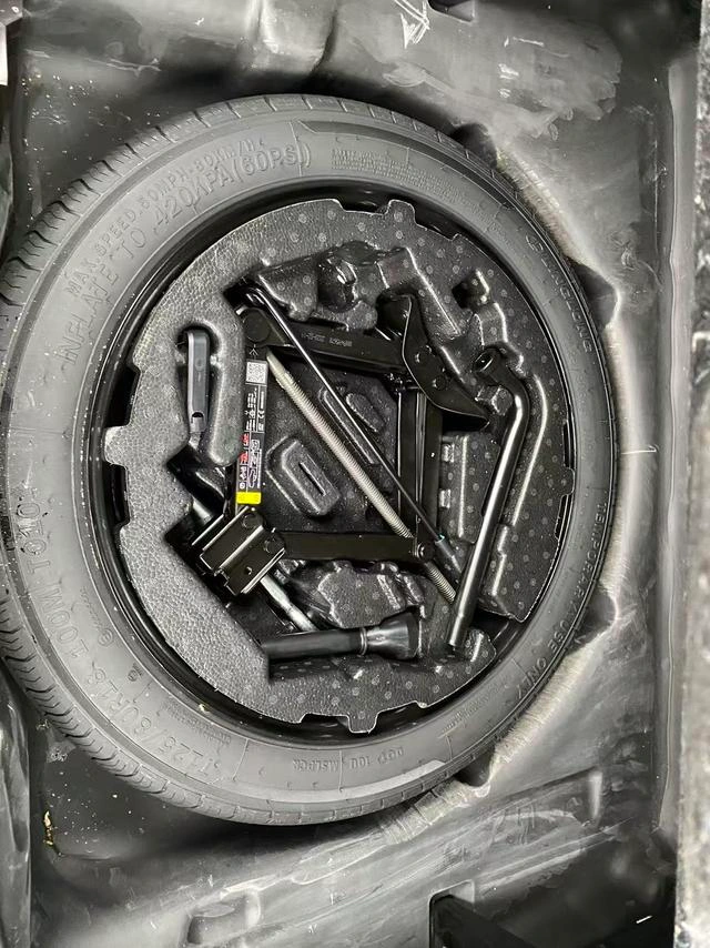 LYNK & CO Linko 05 2020 2.0TD Two-wheel drive Halo interior photo 10 LYNK & CO Linko 05 2020 2.0TD Two-wheel drive Halo interior photo 10