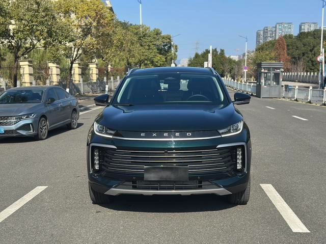 Exeed Lingyun 2025 300T Two-Drive King Edition exterior photo 2
