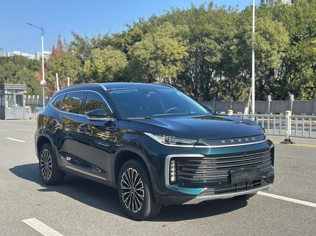 Exeed Lingyun 2025 300T Two-Drive King Edition exterior photo 3