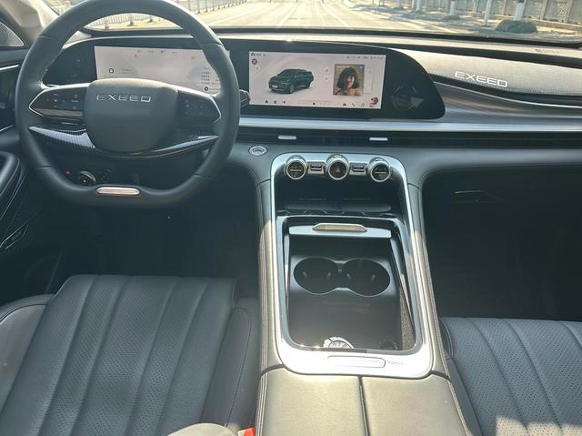 Exeed Lingyun 2025 300T Two-Drive King Edition interior photo 15