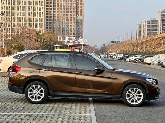 BMW X1 2015 sDrive18i Fashion Upgrade Edition exterior photo 4 BMW X1 2015 sDrive18i Fashion Upgrade Edition exterior photo 4