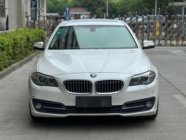 BMW 5 Series 2015 520i Элегантный стиль экстерьер фото 2