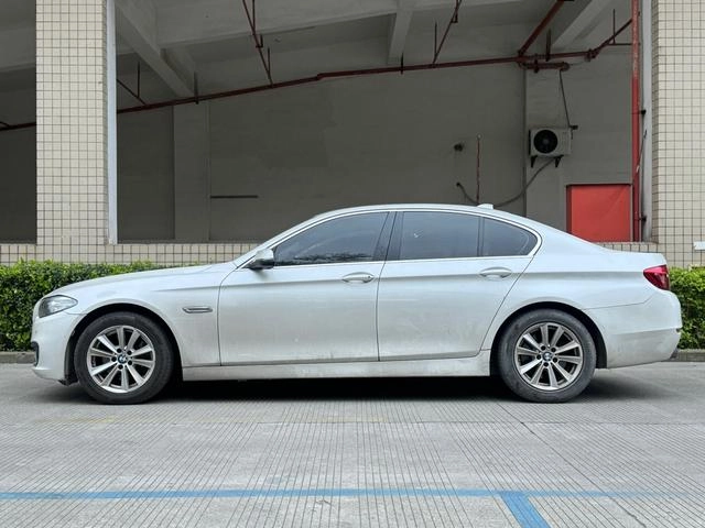 BMW 5 Series 2015 520i Элегантный стиль экстерьер фото 3