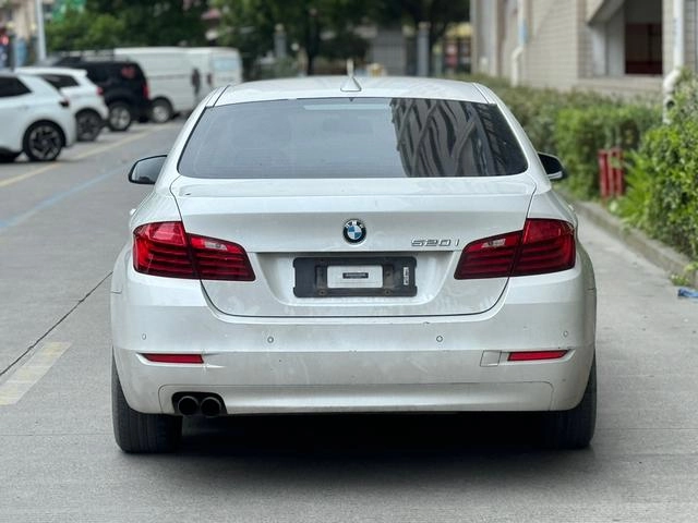 BMW 5 Series 2015 520i Элегантный стиль экстерьер фото 4
