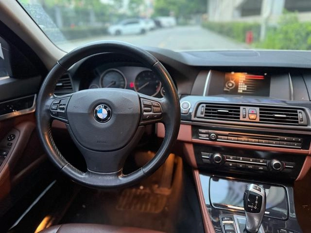 BMW 5 Series 2015 520i Элегантный стиль экстерьер фото 5