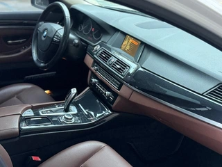 BMW 5 Series 2015 520i Элегантный стиль интерьер фото 8