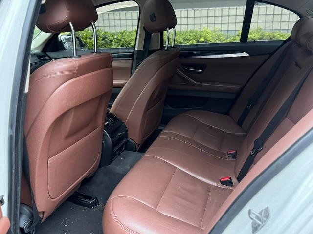BMW 5 Series 2015 520i Элегантный стиль интерьер фото 9