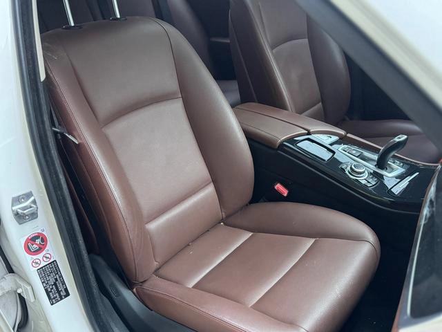 BMW 5 Series 2015 520i Элегантный стиль интерьер фото 11