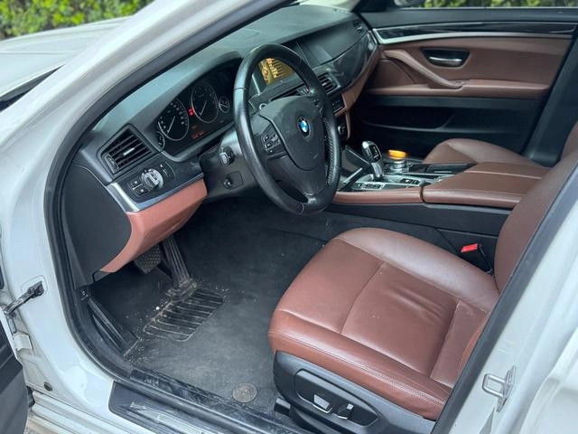 BMW 5 Series 2015 520i Элегантный стиль интерьер фото 12