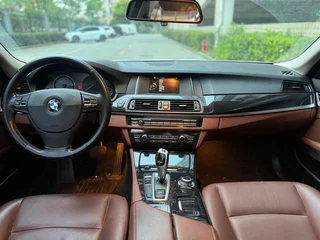 BMW 5 Series 2015 520i Элегантный стиль интерьер фото 13