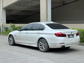 BMW 5 Series 2015 520i Элегантный стиль интерьер фото 14