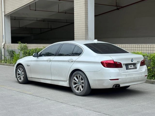 BMW 5 Series 2015 520i Элегантный стиль интерьер фото 14