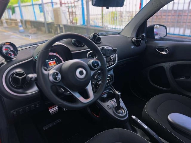 smart fortwo 2018 1.0L 52 Kilovatios 20 Edición especial de aniversario País V exterior foto 5 smart fortwo 2018 1.0L 52 Kilovatios 20 Edición especial de aniversario País V exterior foto 5