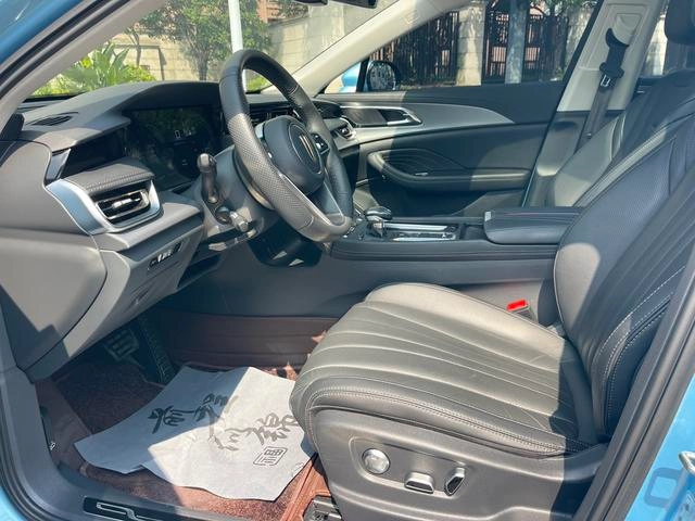 Hongqi H5 2023 2.0T Автоматическая смарт-баннер экстерьер фото 6 Hongqi H5 2023 2.0T Автоматическая смарт-баннер экстерьер фото 6