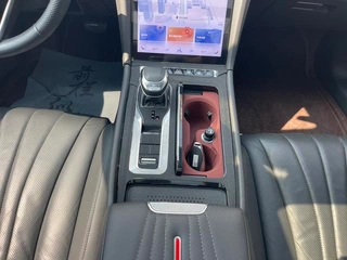 Hongqi H5 2023 2.0T Автоматическая смарт-баннер интерьер фото 15 Hongqi H5 2023 2.0T Автоматическая смарт-баннер интерьер фото 15