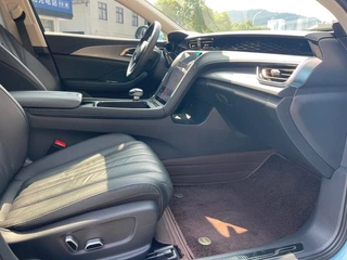 Hongqi H5 2023 2.0T Автоматическая смарт-баннер интерьер фото 16 Hongqi H5 2023 2.0T Автоматическая смарт-баннер интерьер фото 16