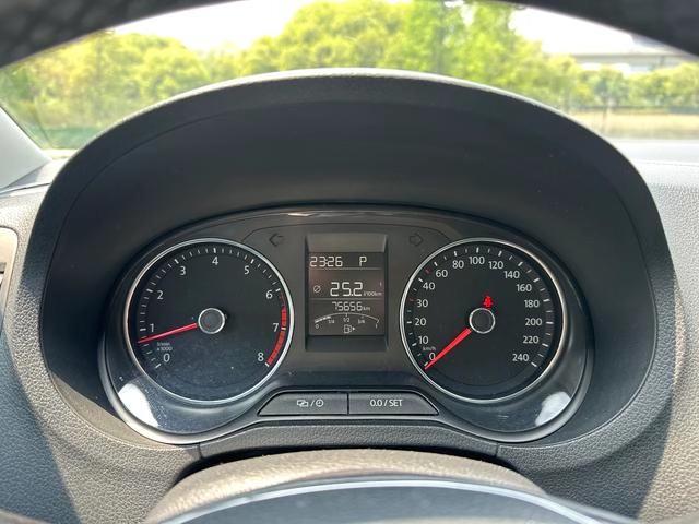 Volkswagen Polo 2016 1.6L Tipo de confort automático interior foto 17 Volkswagen Polo 2016 1.6L Tipo de confort automático interior foto 17
