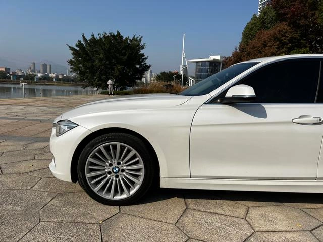 BMW 3 Series 2018 320Li Traje de lujo líder exterior foto 8 BMW 3 Series 2018 320Li Traje de lujo líder exterior foto 8