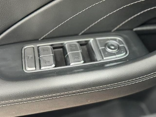 Hongqi H5 2023 1.5T DCT Zhilian Flag Rhyme Edition interior photo 12 Hongqi H5 2023 1.5T DCT Zhilian Flag Rhyme Edition interior photo 12