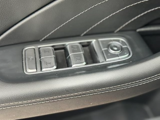 Hongqi H5 2023 1.5T DCT Zhilian Flag Rhyme Edition interior photo 12 Hongqi H5 2023 1.5T DCT Zhilian Flag Rhyme Edition interior photo 12