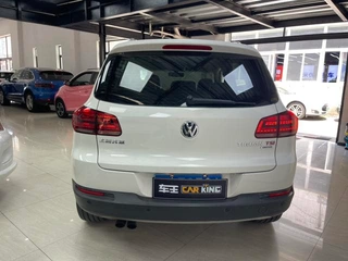 Volkswagen Tiguan 2015 2.0TSI Автоматическая полноприводная флагманская версия интерьер фото 15 Volkswagen Tiguan 2015 2.0TSI Автоматическая полноприводная флагманская версия интерьер фото 15