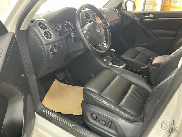 Volkswagen Tiguan 2015 2.0TSI Автоматическая полноприводная флагманская версия интерьер фото 16 Volkswagen Tiguan 2015 2.0TSI Автоматическая полноприводная флагманская версия интерьер фото 16