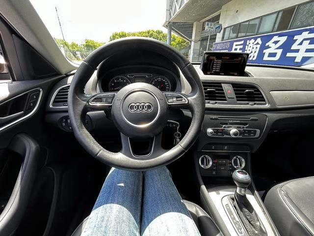 Audi Q3 2015 30 TFSI aggressive type interior photo 8 Audi Q3 2015 30 TFSI aggressive type interior photo 8