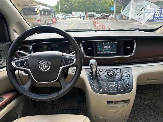 Buick GL8 2018 28T Premium Trim country VI interior photo 10