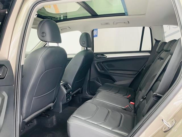 Volkswagen Tiguan L 2017 330TSI Automatic Two-Drive Deluxe Edition interior photo 10
