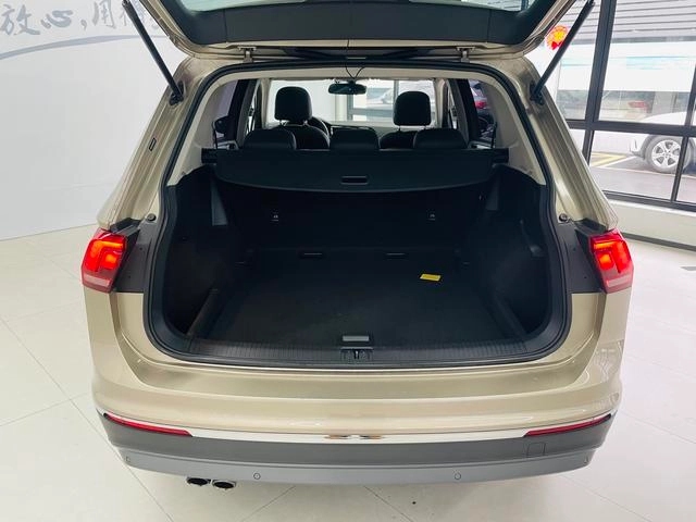 Volkswagen Tiguan L 2017 330TSI Automatic Two-Drive Deluxe Edition interior photo 14