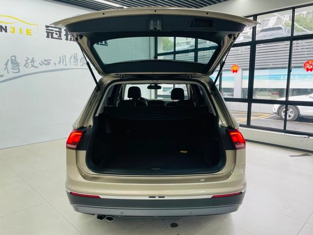 Volkswagen Tiguan L 2017 330TSI Automatic Two-Drive Deluxe Edition interior photo 15