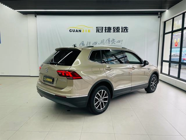Volkswagen Tiguan L 2017 330TSI Automatic Two-Drive Deluxe Edition interior photo 16