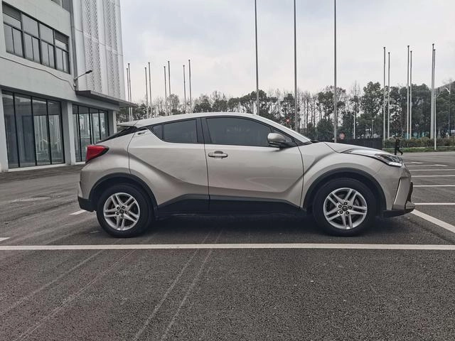 Toyota C-HR 2021 2.0L Comfort Edition exterior photo 4 Toyota C-HR 2021 2.0L Comfort Edition exterior photo 4