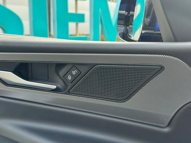 Jaguar XEL 2020 2.0T 200PS R-DYNAMIC S Enterprising Sports Edition interior photo 14