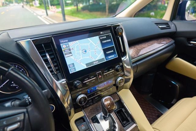 Toyota Vellfire 2021 Crown Dual Power 2.5L HV Ultimate Edition interior photo 13 Toyota Vellfire 2021 Crown Dual Power 2.5L HV Ultimate Edition interior photo 13