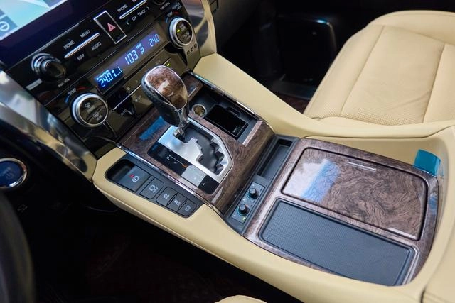 Toyota Vellfire 2021 Crown Dual Power 2.5L HV Ultimate Edition interior photo 16 Toyota Vellfire 2021 Crown Dual Power 2.5L HV Ultimate Edition interior photo 16