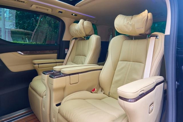 Toyota Vellfire 2021 Crown Dual Power 2.5L HV Ultimate Edition interior photo 18 Toyota Vellfire 2021 Crown Dual Power 2.5L HV Ultimate Edition interior photo 18